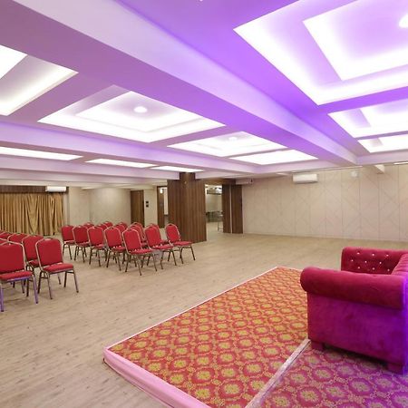 Hotel Privya Rooms And Banquet Surat Exteriör bild