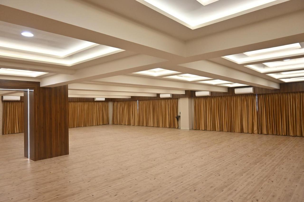 Hotel Privya Rooms And Banquet Surat Exteriör bild