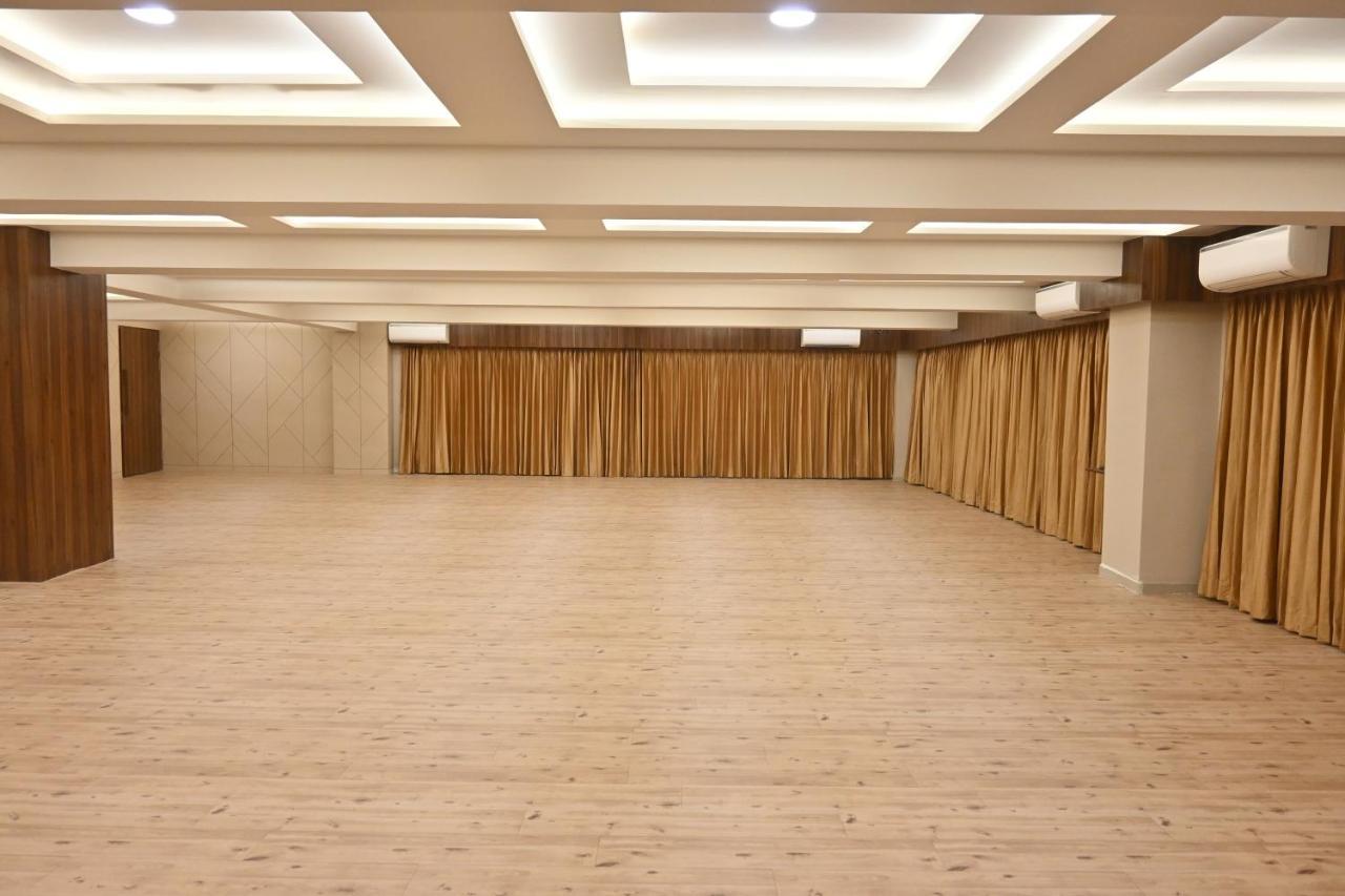 Hotel Privya Rooms And Banquet Surat Exteriör bild