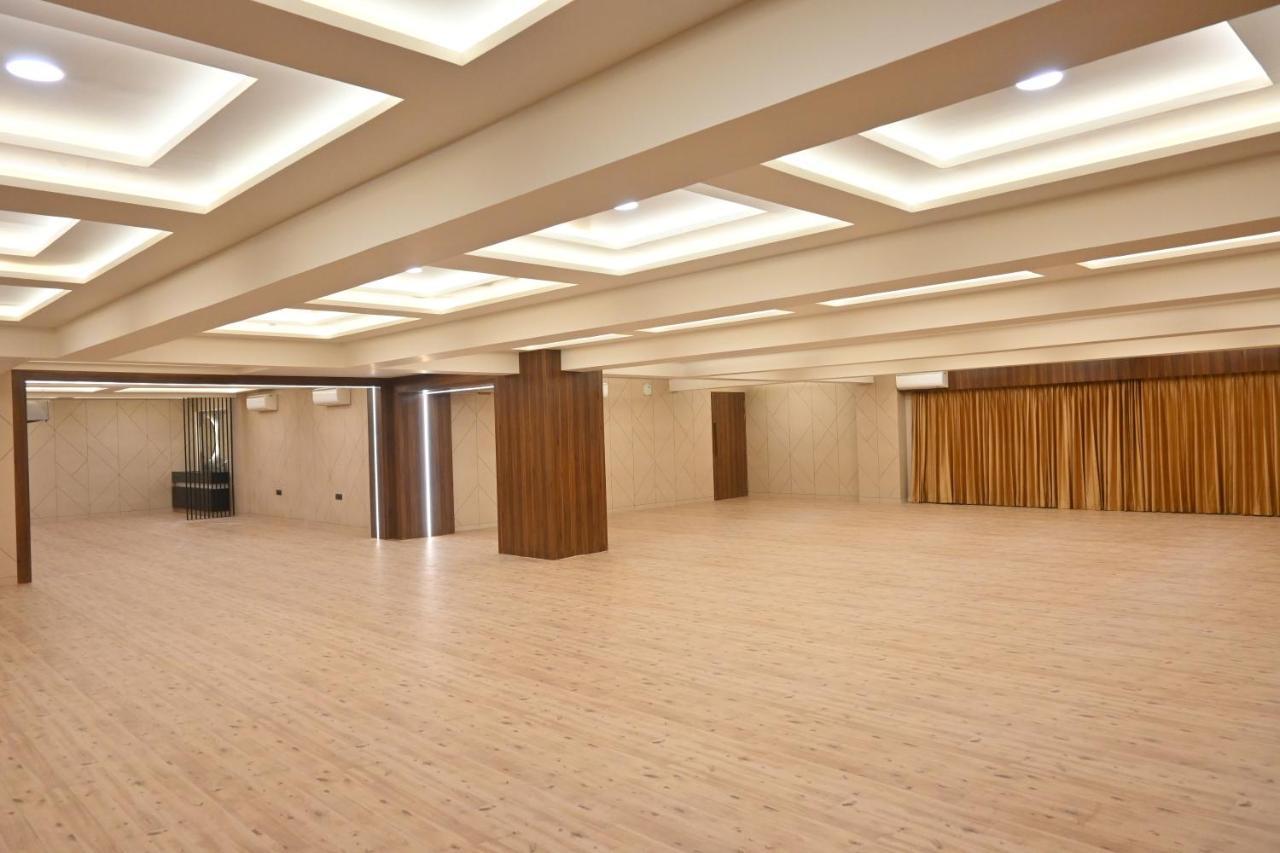 Hotel Privya Rooms And Banquet Surat Exteriör bild