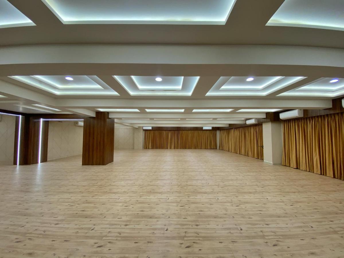 Hotel Privya Rooms And Banquet Surat Exteriör bild