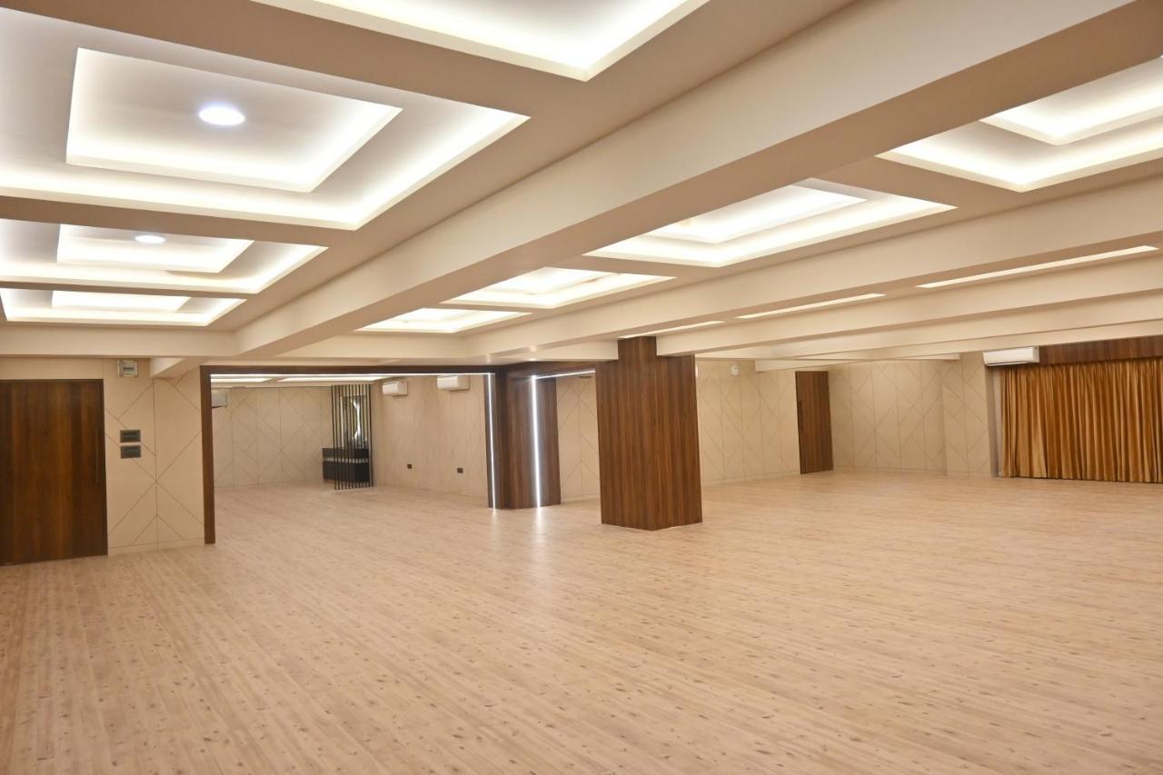 Hotel Privya Rooms And Banquet Surat Exteriör bild