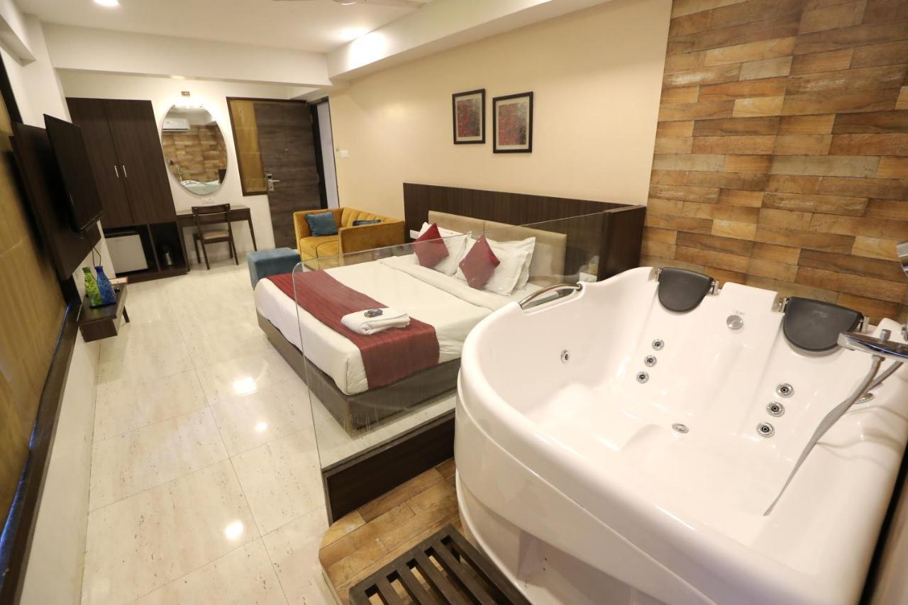 Hotel Privya Rooms And Banquet Surat Exteriör bild