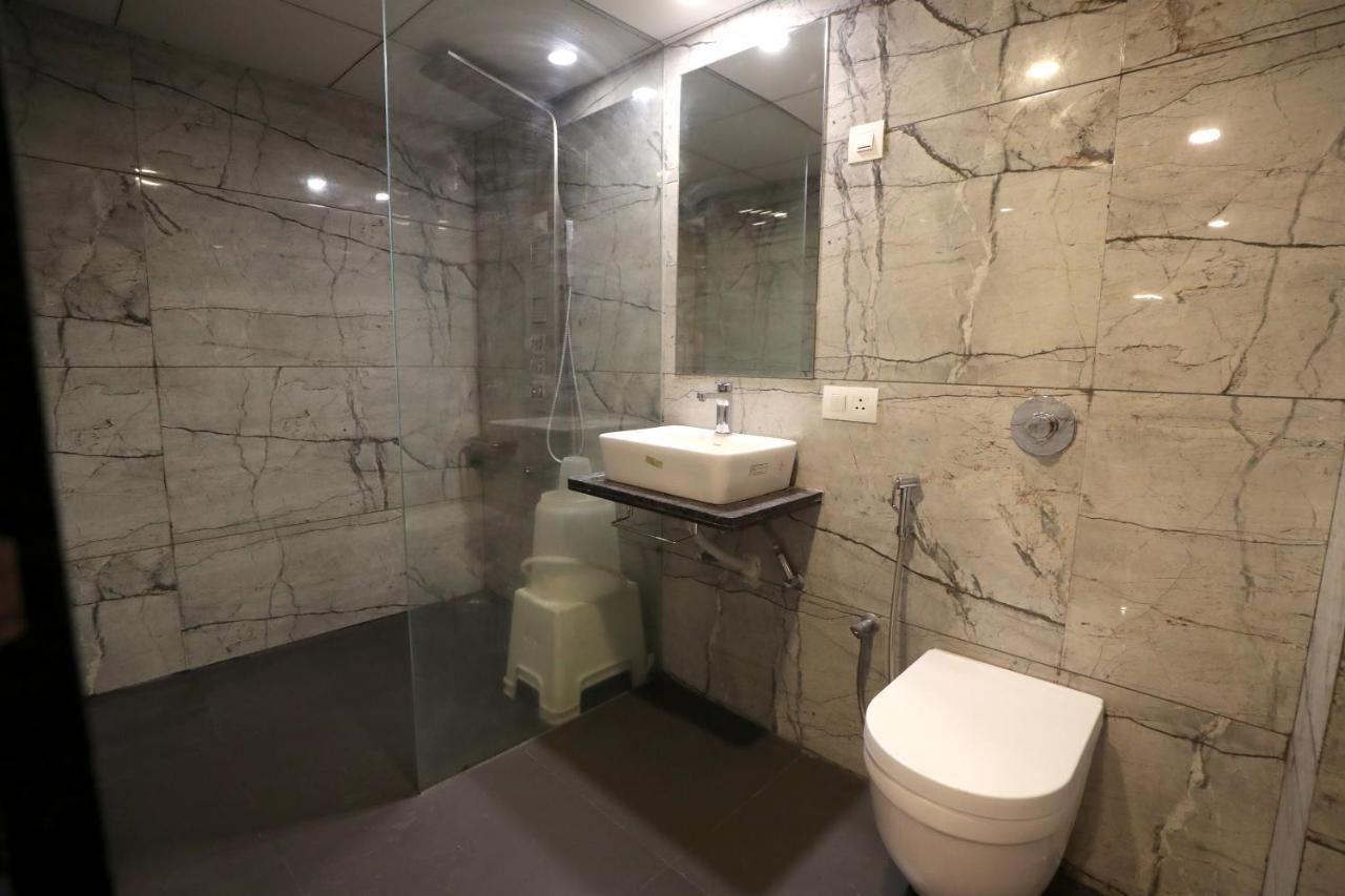 Hotel Privya Rooms And Banquet Surat Exteriör bild