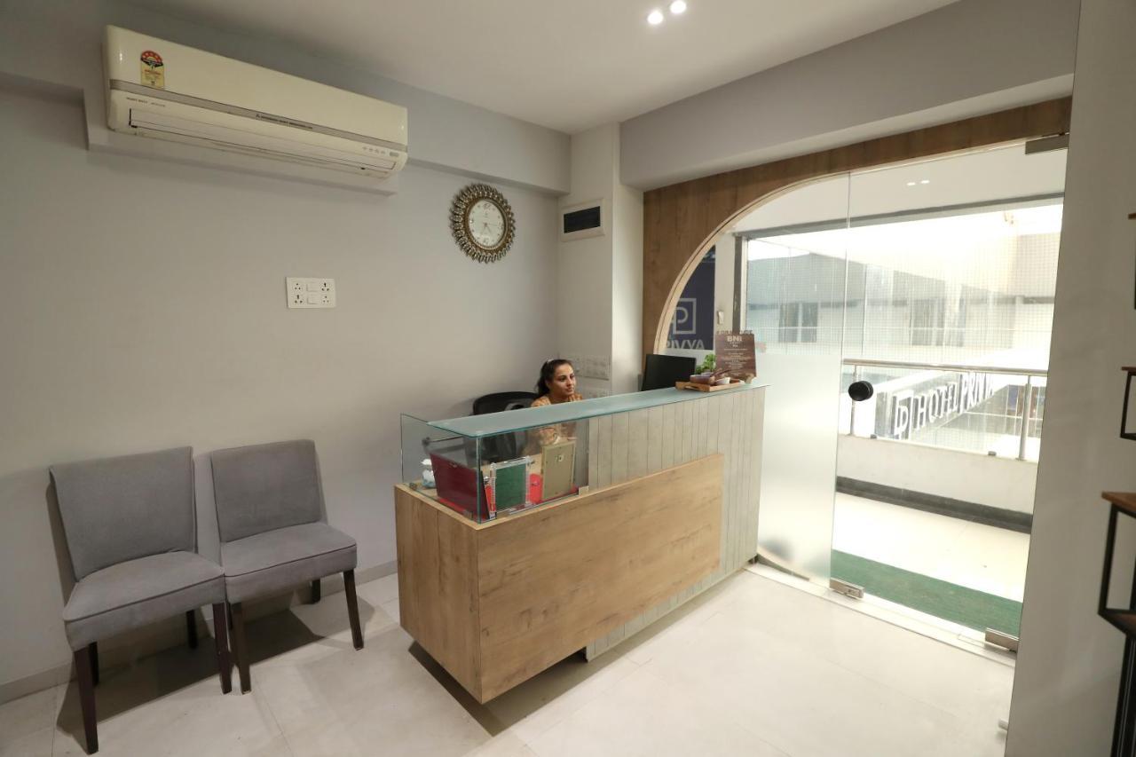 Hotel Privya Rooms And Banquet Surat Exteriör bild