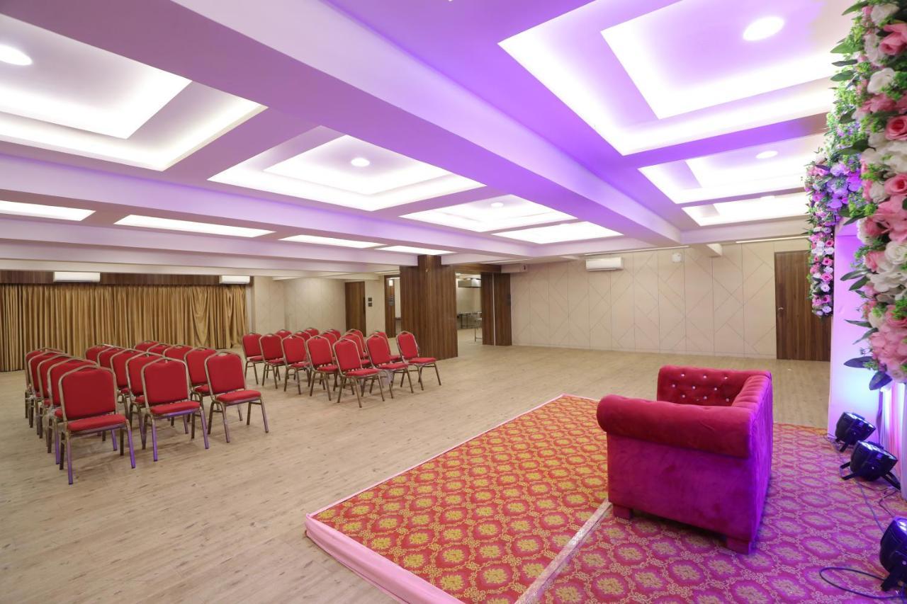 Hotel Privya Rooms And Banquet Surat Exteriör bild
