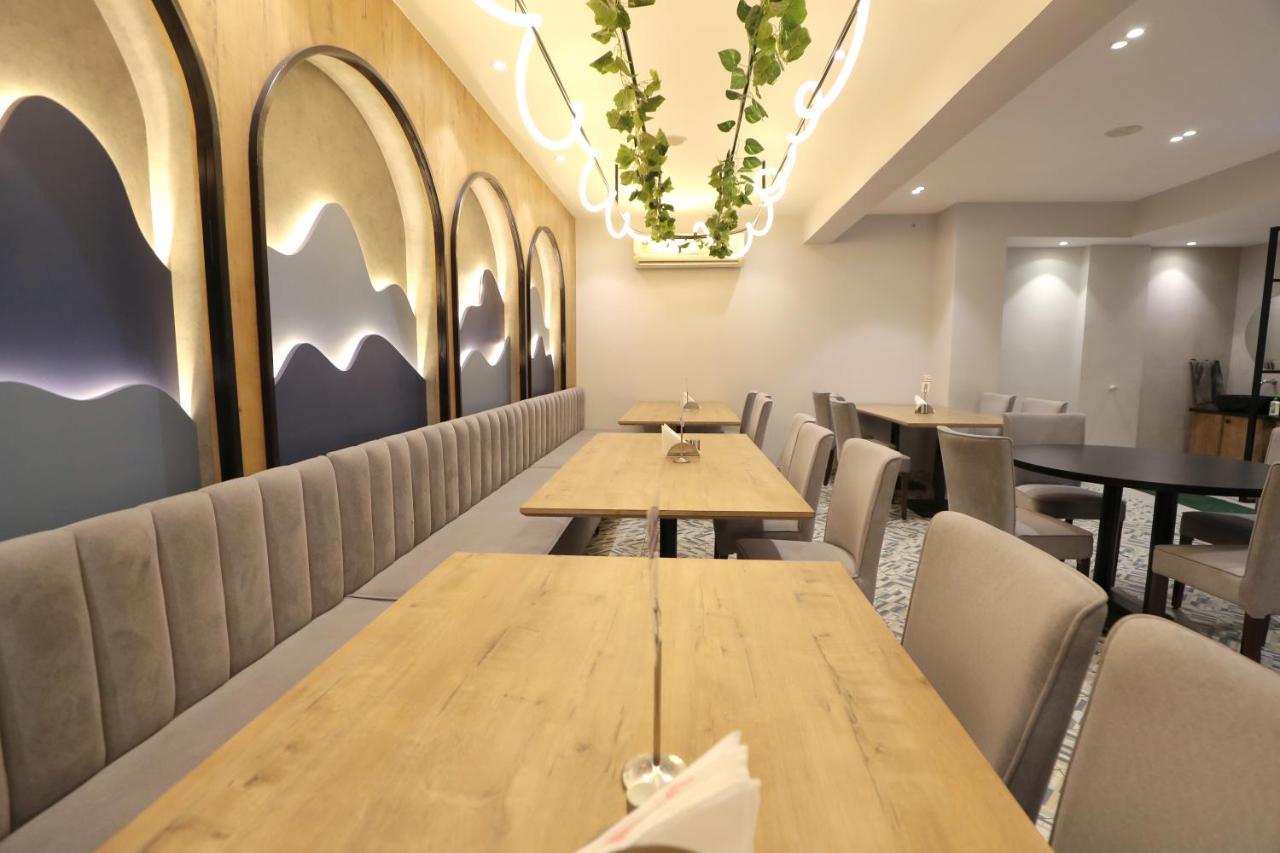 Hotel Privya Rooms And Banquet Surat Exteriör bild