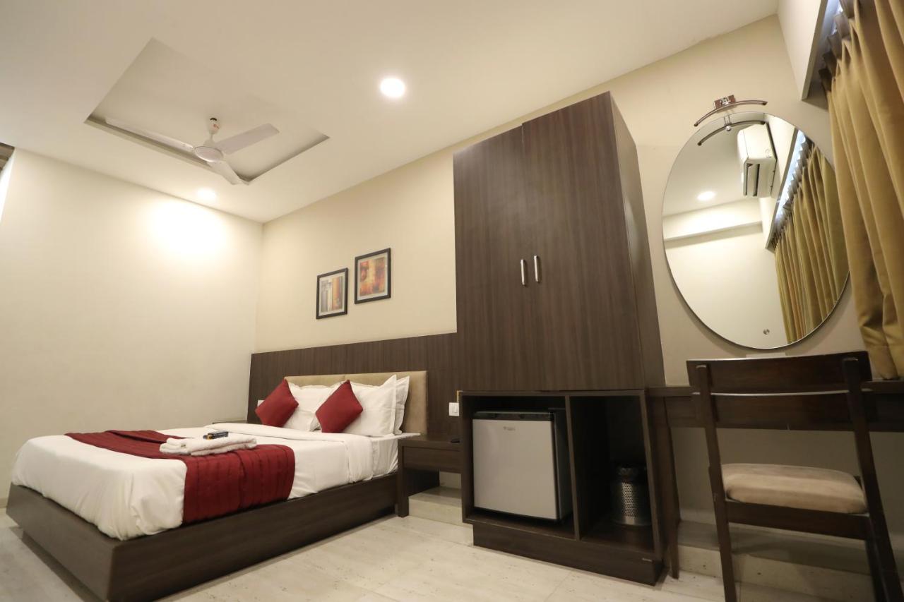 Hotel Privya Rooms And Banquet Surat Exteriör bild