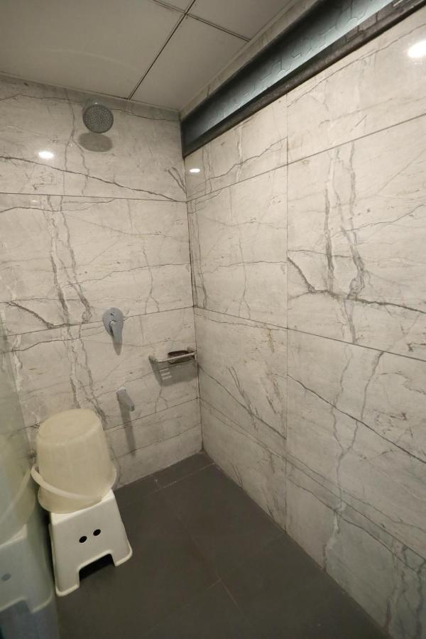 Hotel Privya Rooms And Banquet Surat Exteriör bild