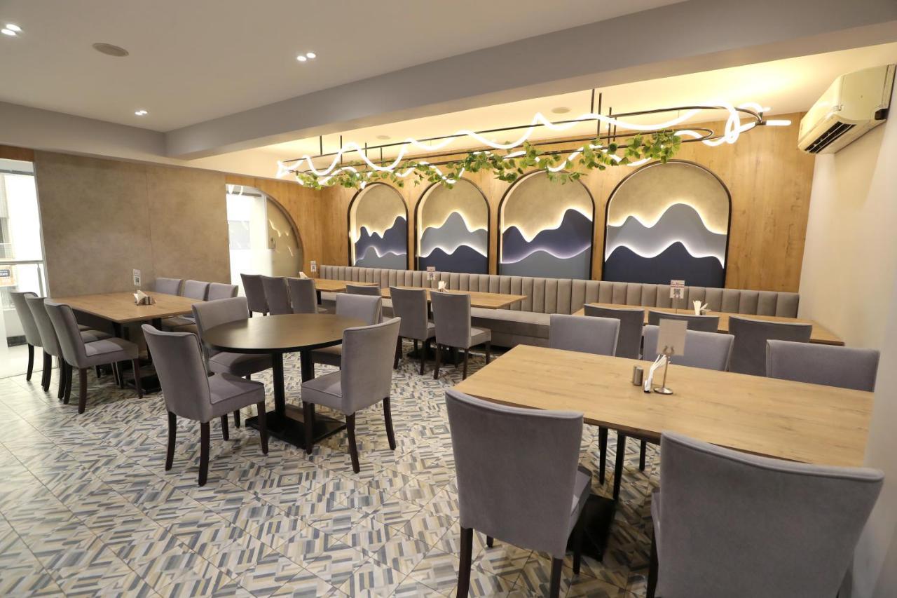 Hotel Privya Rooms And Banquet Surat Exteriör bild