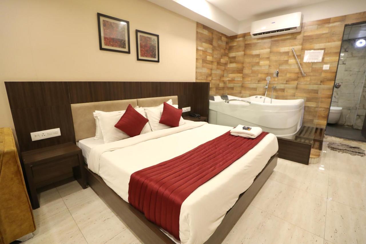 Hotel Privya Rooms And Banquet Surat Exteriör bild