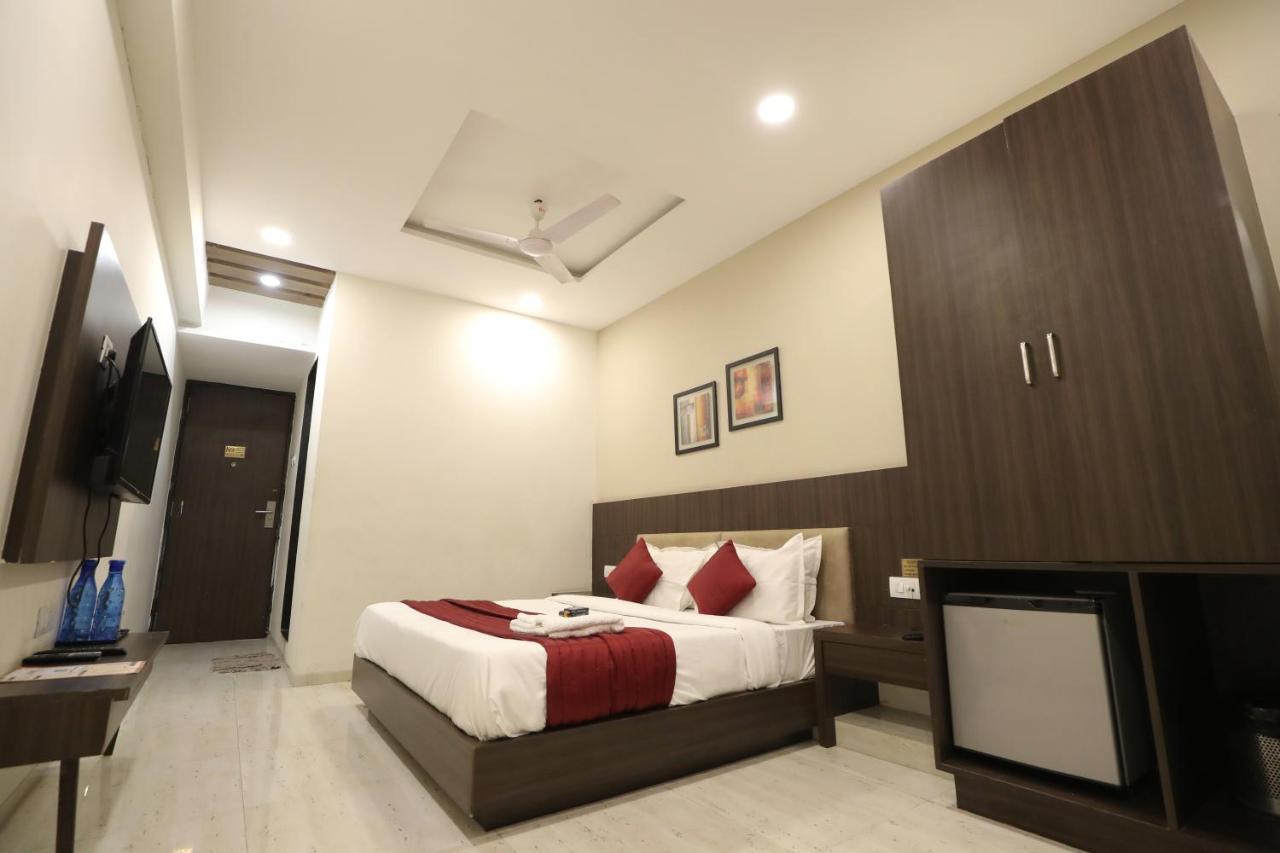 Hotel Privya Rooms And Banquet Surat Exteriör bild