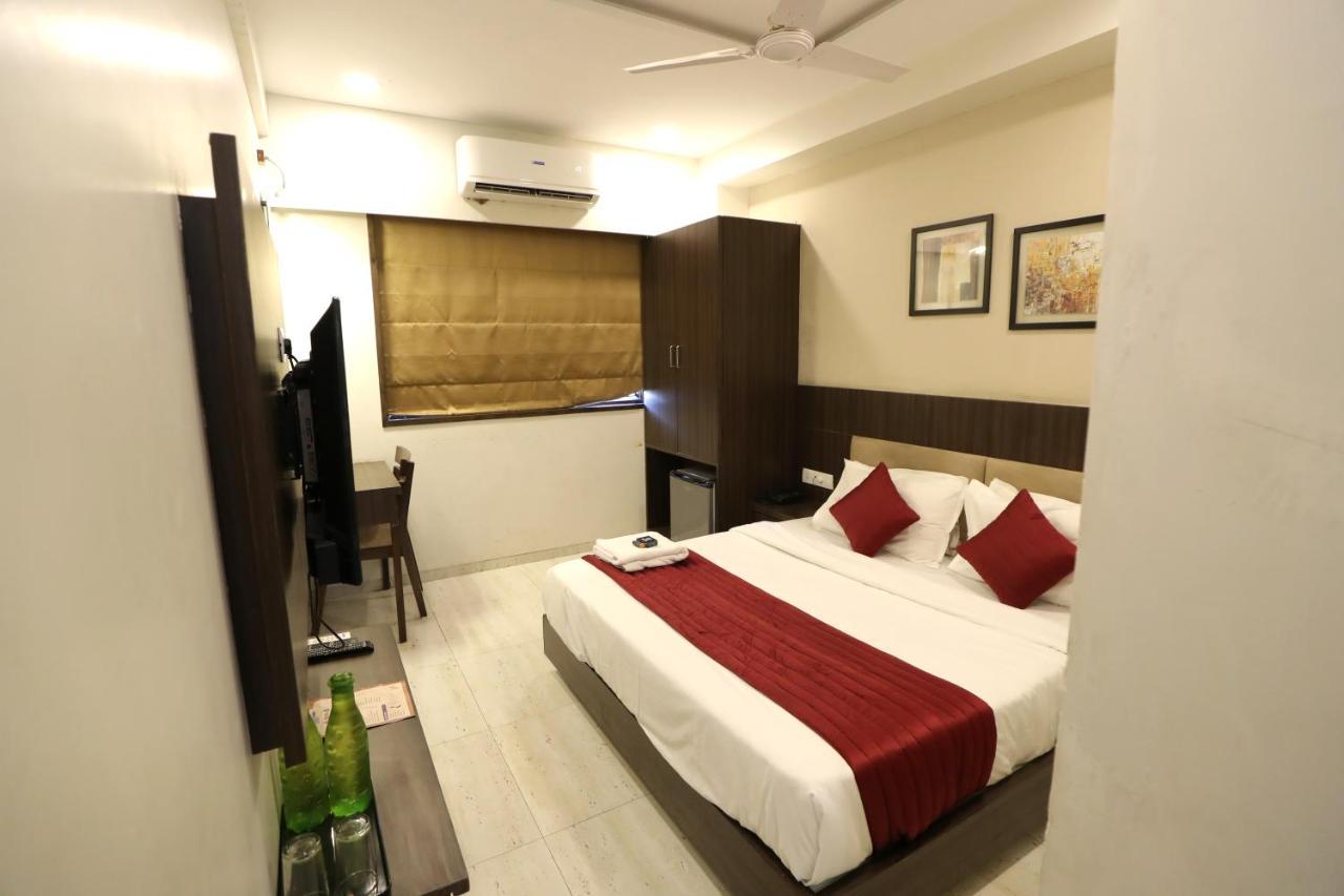 Hotel Privya Rooms And Banquet Surat Exteriör bild