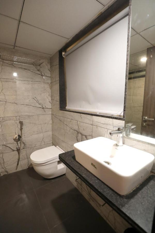 Hotel Privya Rooms And Banquet Surat Exteriör bild