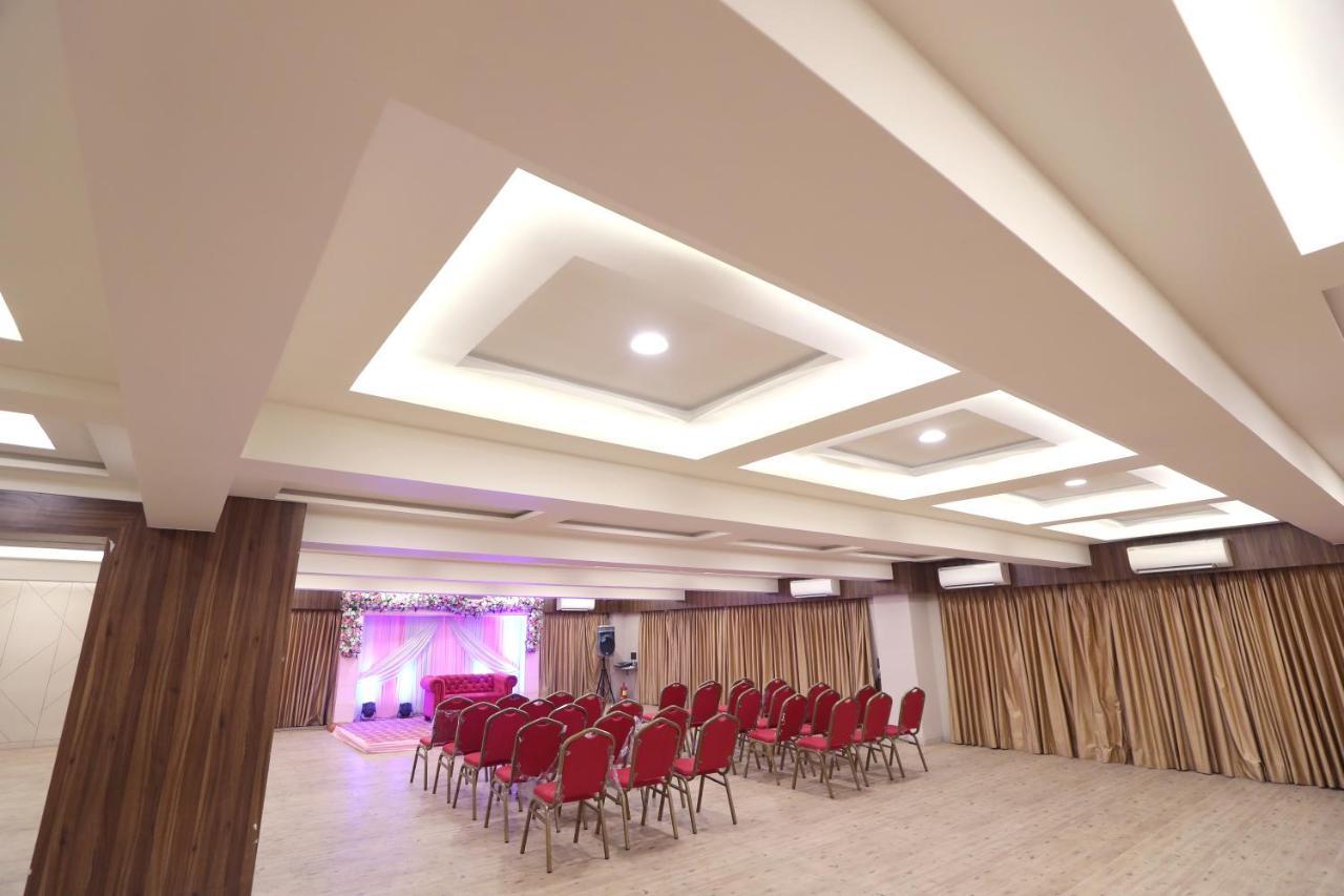 Hotel Privya Rooms And Banquet Surat Exteriör bild